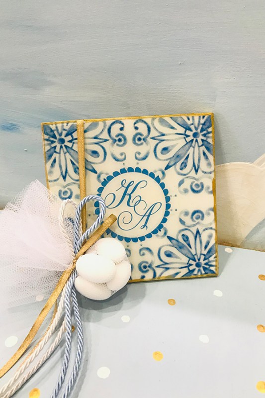 Μπομπονιέρα γάμου σουβέρ φλοράλ με λουλούδια σε μπλε αποχρώσεις