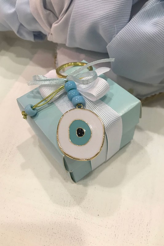 Μπομπονιέρα βάπτισης μπρελόκ χάντρες μάτι μεταλλικό πάνω σε κουτί σε γαλάζιες αποχρώσεις