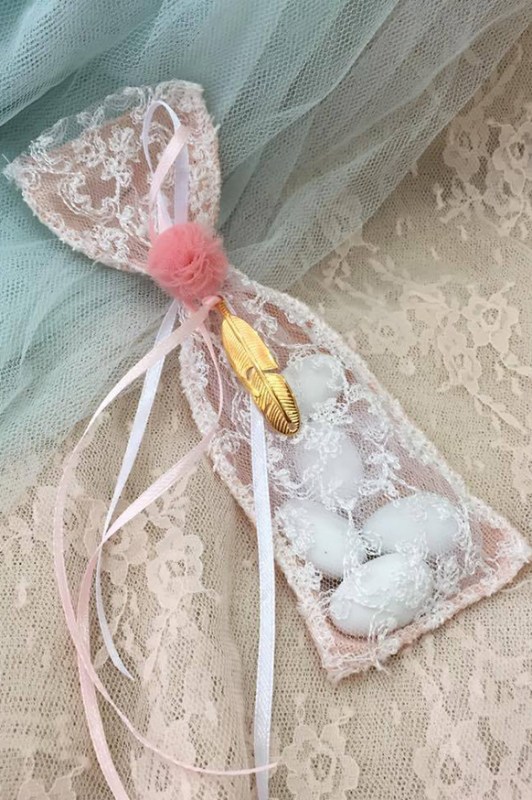 Μπομπονιέρα βάπτισης πουγκί δαντέλα boho φτερό μεταλλικό πον πον.