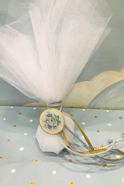 Μπομπονιέρα γάμου κλασσική με καρφίτσα διακοσμητική φλοράλ με λουλούδια σε μπλε αποχρώσεις